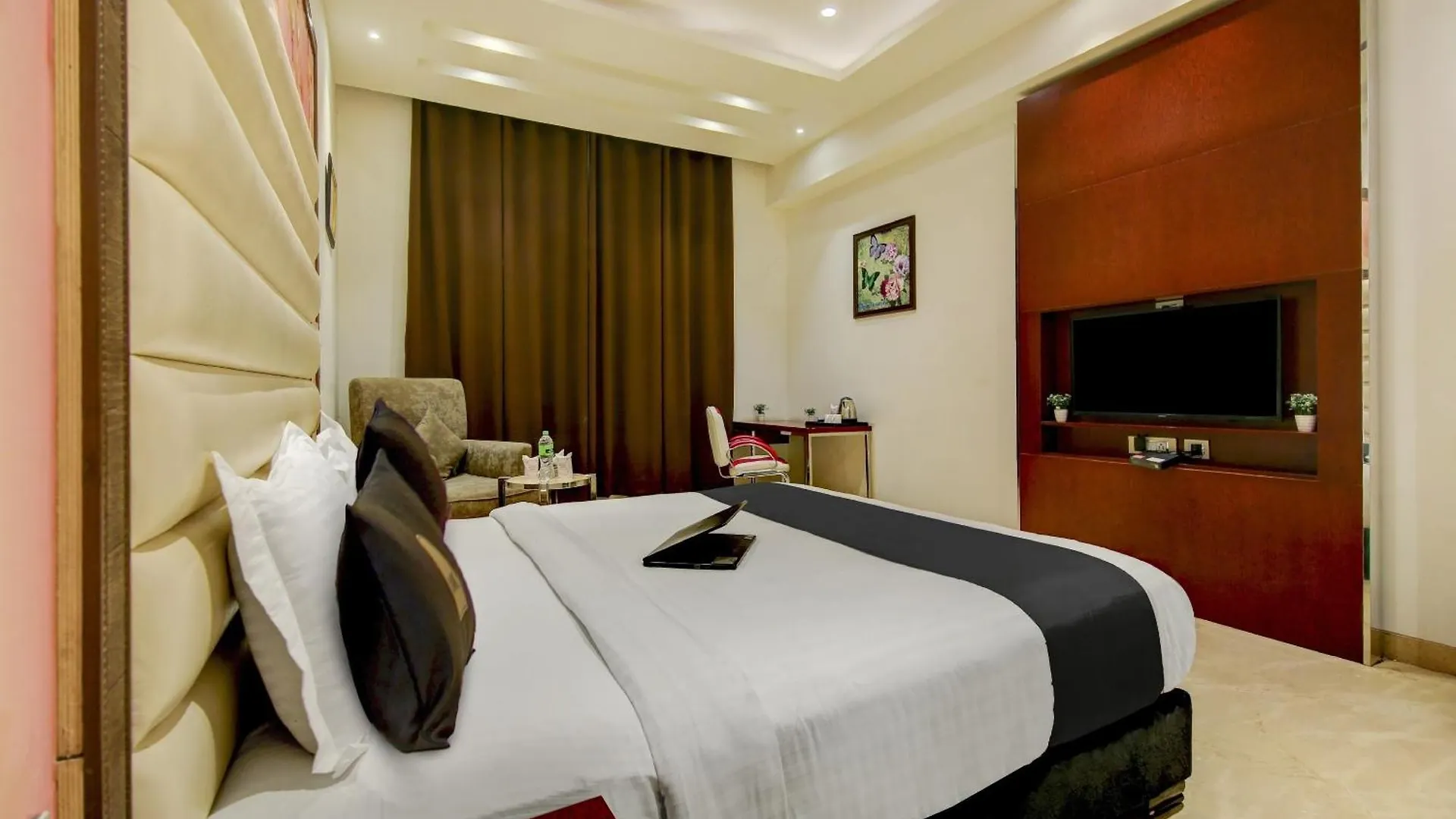 Townhouse Oak Hotel C Pearls Delhi