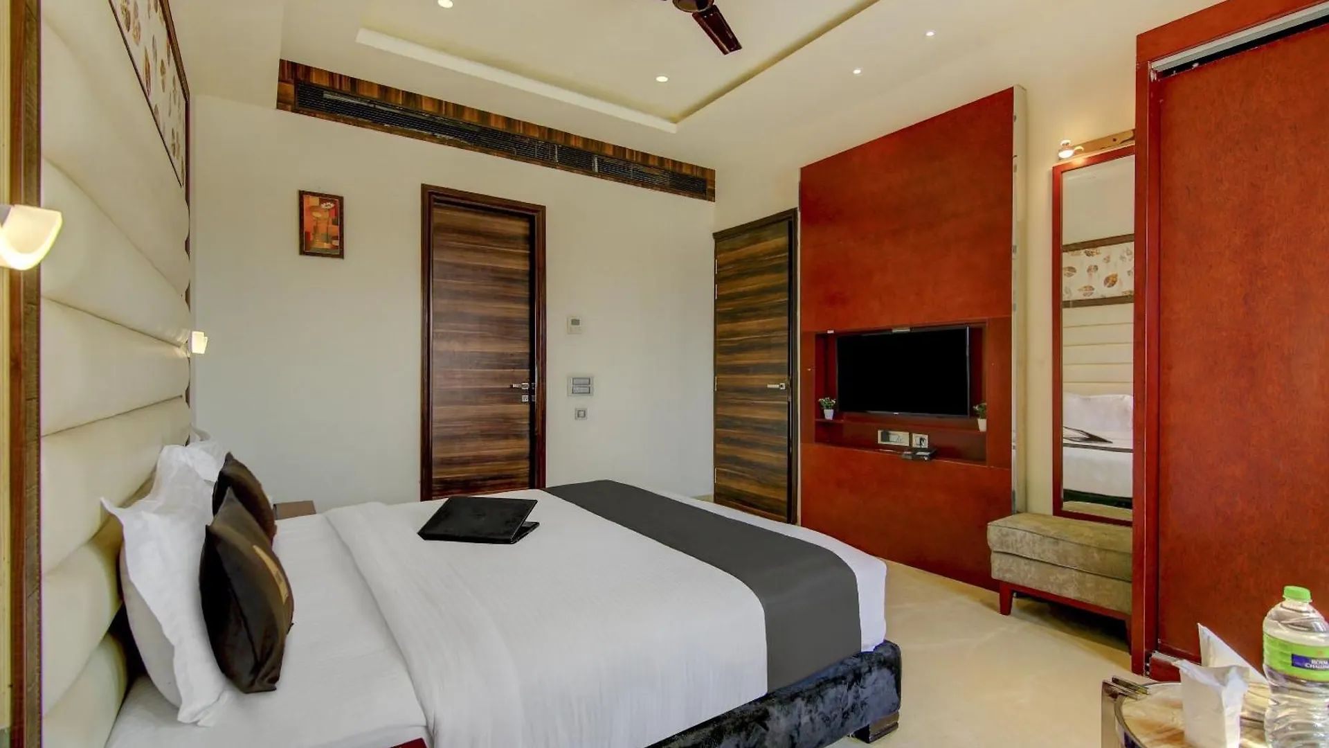 Townhouse Oak Hotel C Pearls Delhi   Delhi (National Capital Territory of India)