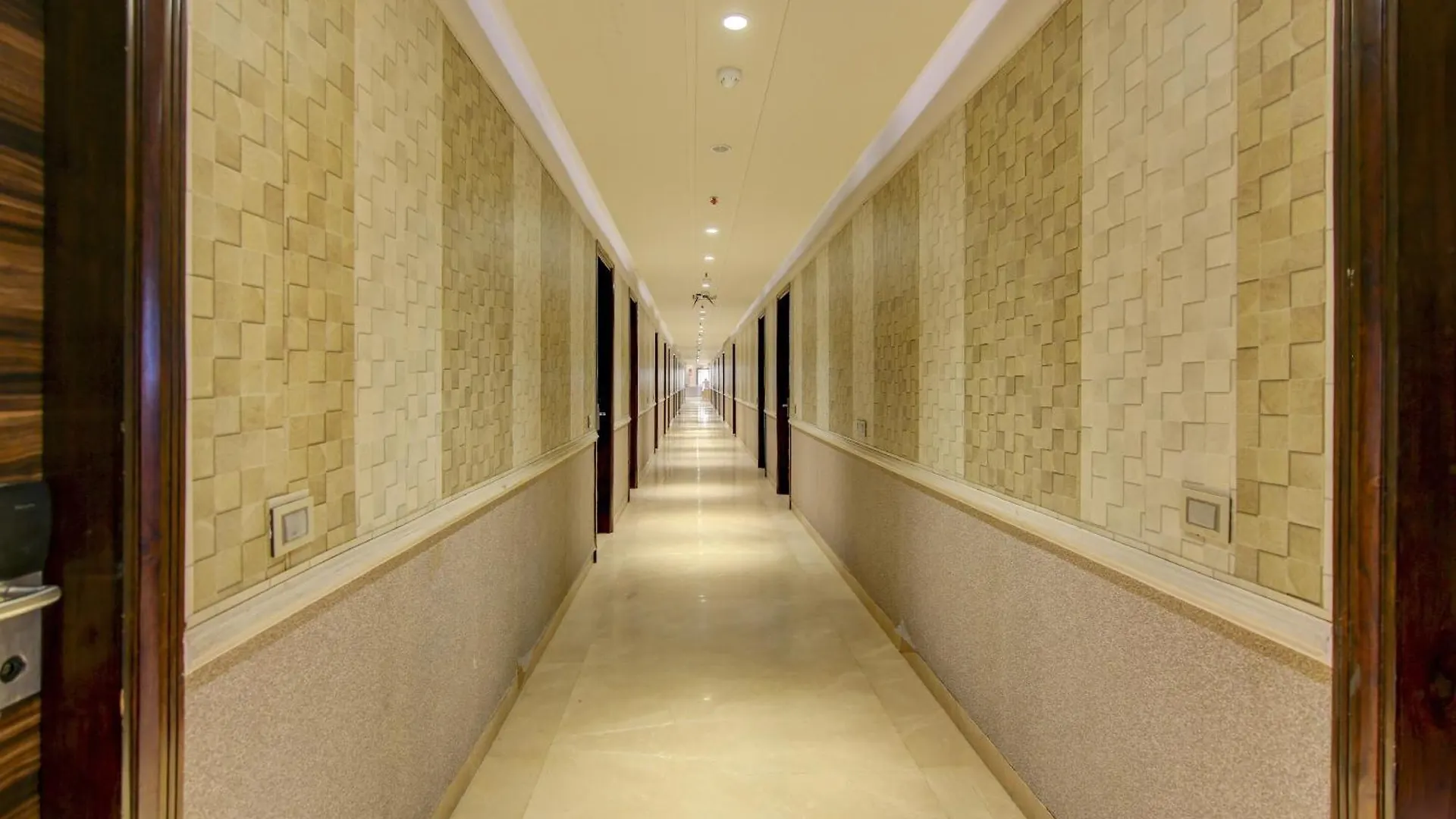 Townhouse Oak Hotel C Pearls Delhi  Delhi (National Capital Territory of India)