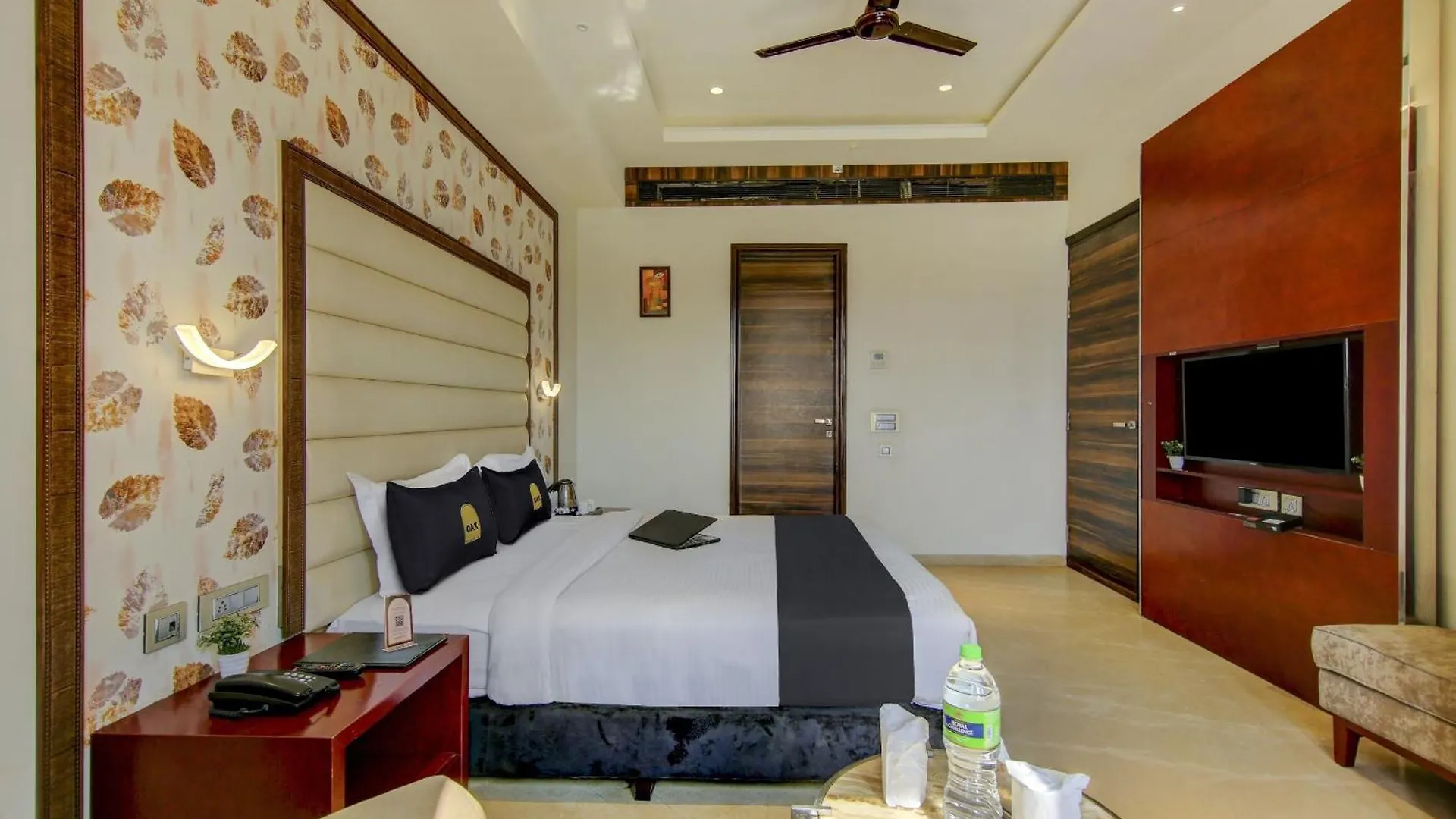 Townhouse Oak Hotel C Pearls Delhi  4*, Delhi (National Capital Territory of India)