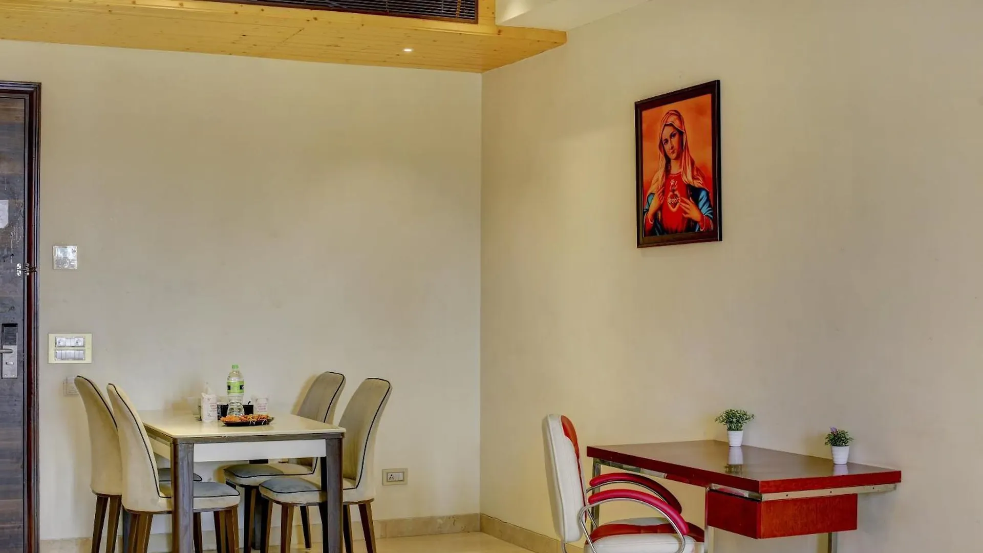 Townhouse Oak Hotel C Pearls Delhi  Delhi (National Capital Territory of India)